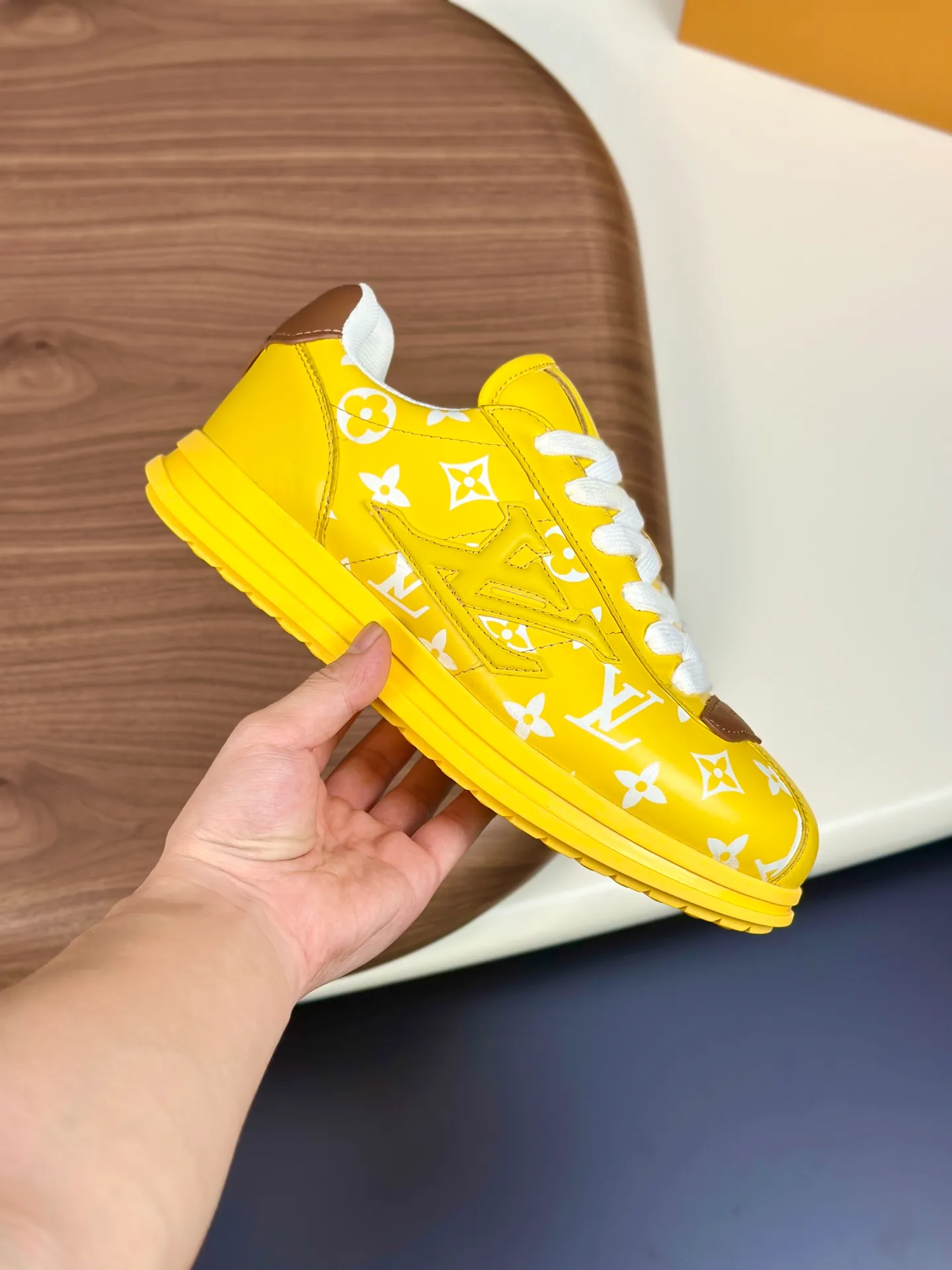 Factory direct sale ¥700💰Full set of packaging💰Top version LV-Louis Vuitton-Classic catwalk new style 1:1 developed replica of the original version! ! The upper foot is very comfortable. It is made of luxurious materials and fine workmanship. The midsole is printed with English letters "Made in Europe". The upper is made of calfskin imported from Italy. The side is decorated with the brand's LOGO and signature. The latest latex foot pads and mesh lining make the foot feel super comfortable. Original factory special supply of original two-color T men's shoes 💰U combination outsole. Bag technology Goodyear stitched edges Fabric: Exclusive custom first-layer cowhide Accessories: Exclusive private model Vuitton logo, lining: Customized silk mesh lining - first-layer silk cowhide lining Outsole: T men's shoes 💰U combination outsole wear-resistant, non-slip and anti-yellowing Foot pads: new latex pads-mesh sweat-absorbent Counter technology: fully computerized sewing machine wire drawing Toe cap Back cover Hot and cold shaping A complete set of pull-top lasts with medium and low logo patterns. Counter packaging - shoelaces, certificates, cards, instructions, certificates, dust bags. The most comprehensive packaging on the Internet. Men's model 339-44 (38/45 custom-made, non-returnable!